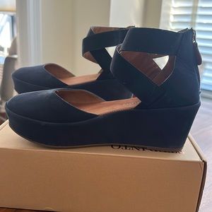 Kenneth Cole Gentle Soul Wedge